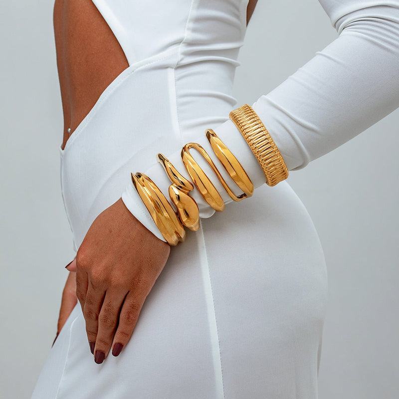 Bracelet manchette doré en acier inoxydable avec maillons texturés larges, style moderne et audacieux.