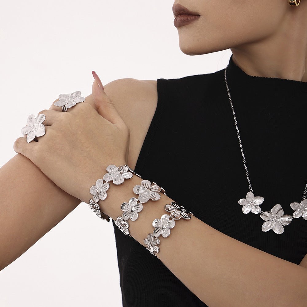 Bracelet manchette, en acier inoxydable, fleurs ciselées éclat raffiné, modèle Gentiane - La Boutique du Bracelet