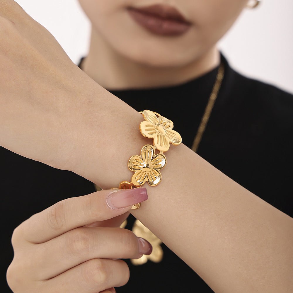 Bracelet manchette, en acier inoxydable, fleurs ciselées éclat raffiné, modèle Gentiane - La Boutique du Bracelet
