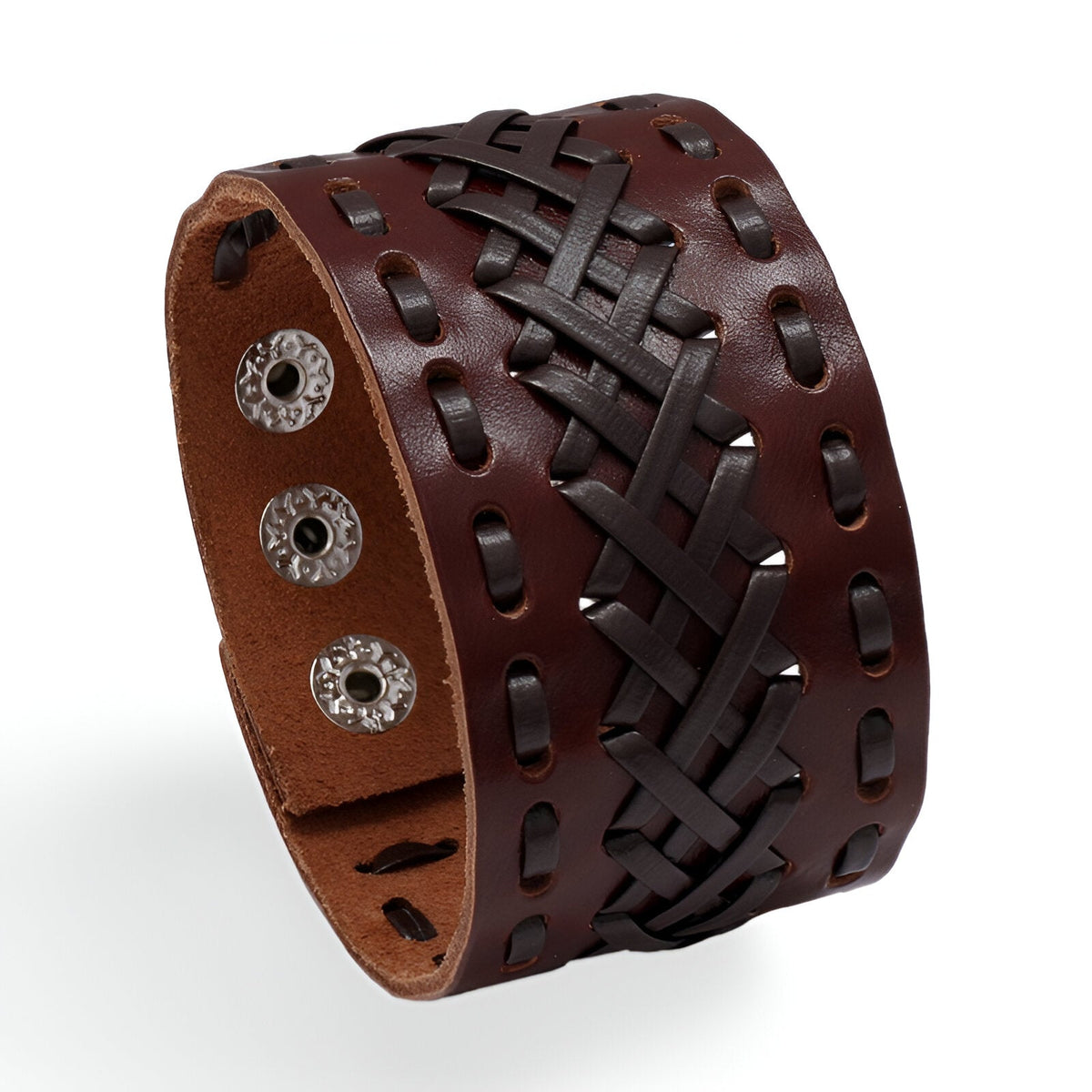 Bracelet manchette large en cuir marron tressé avec fermoir à boutons-pression métalliques.