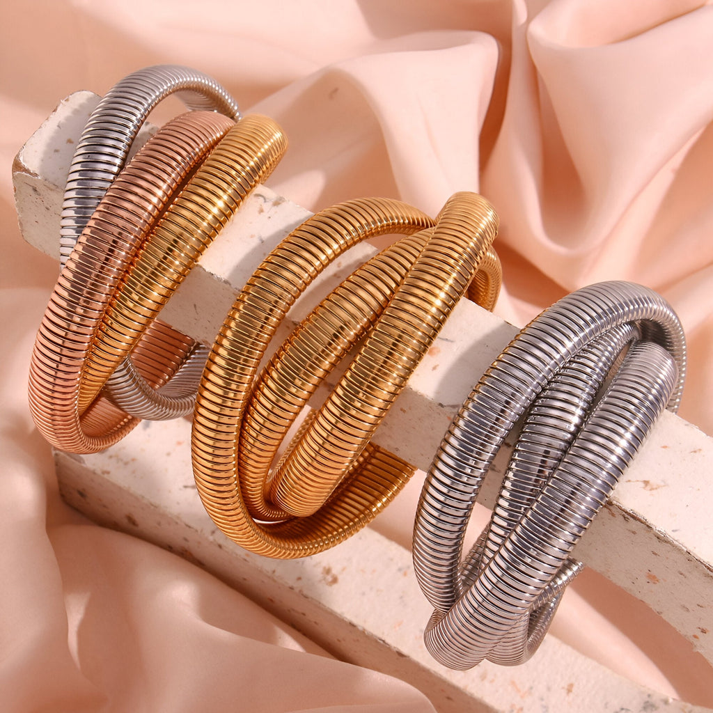 Ensemble trio de bracelets manchettes Oriane en métal torsadé, finitions doré, or rose et argenté.