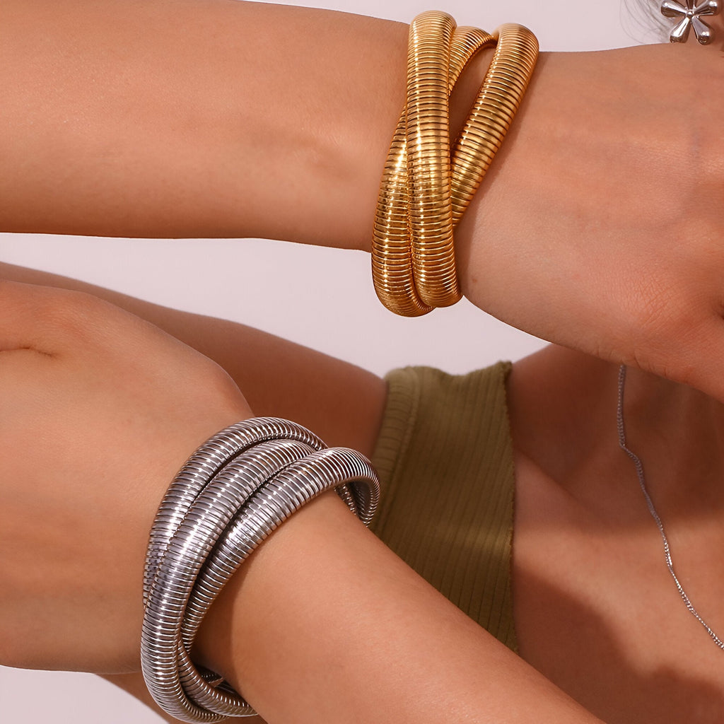 Ensemble trio de bracelets manchettes serpent en or jaune et argent, finition lisse et flexible.