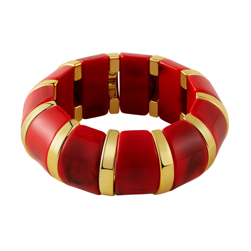 Bracelet manchette épais en acrylique rouge avec intercalaires dorés élégants.