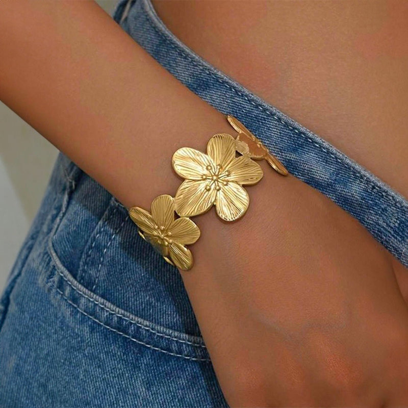 Brazalete tipo manchette floral, flores esculpidas grandes, en acero inoxidable, modelo Vaelis