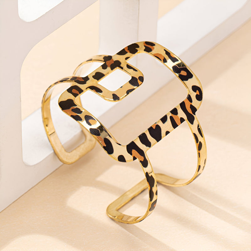 Bracelet manchette doré avec motif léopard et design géométrique moderne pour femme.