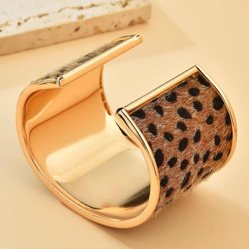 Bracelet manchette doré avec insert en cuir imprimé léopard pour femme modèle Ganya.