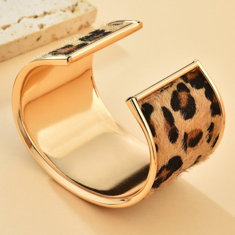 Bracelet manchette doré avec motif léopard en cuir, style incurvé élégant pour femme.