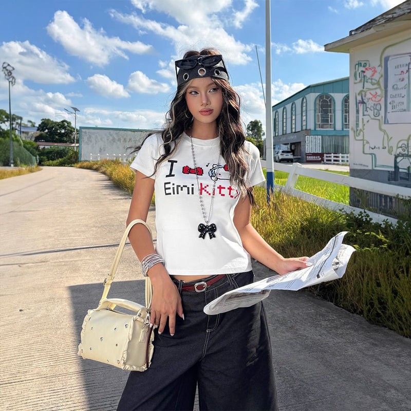 Bracelet manchette multi-anneaux en argent brillant porté au poignet, design moderne et tendance.