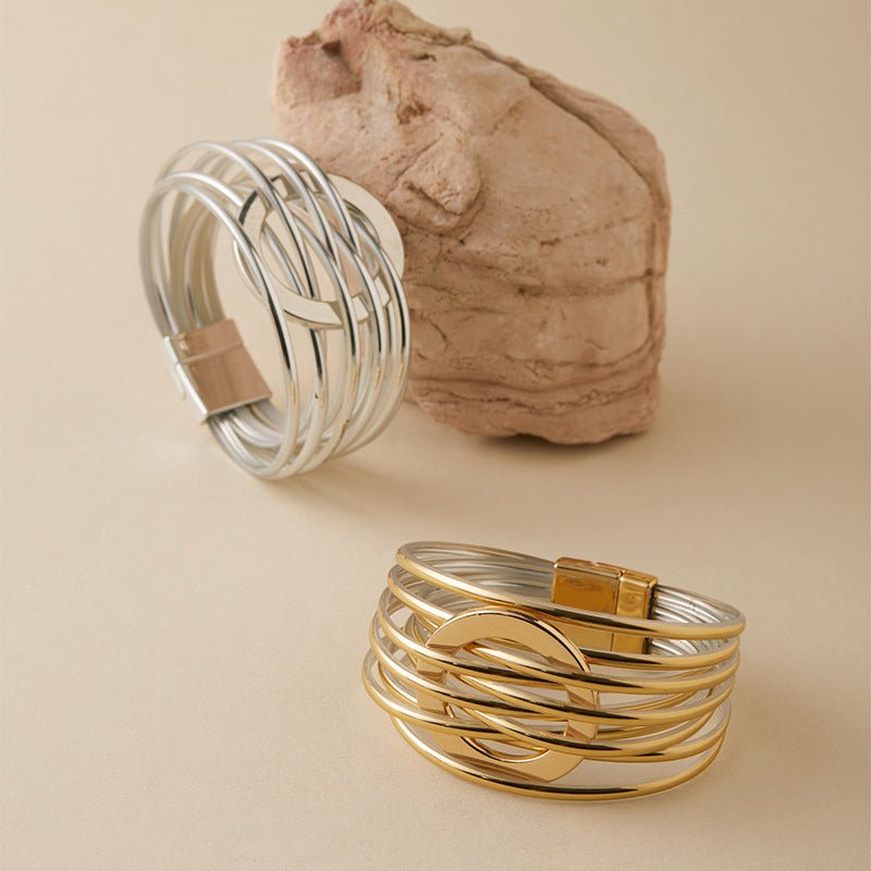 Bracelet manchette multi-anneaux en métal argenté, design contemporain et épuré .