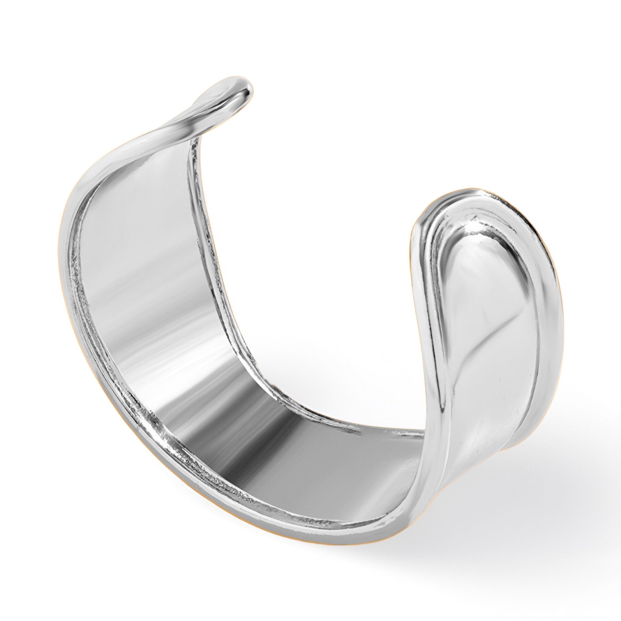 Bracelet manchette homme en argent poli avec design épuré et surface lisse réfléchissante.