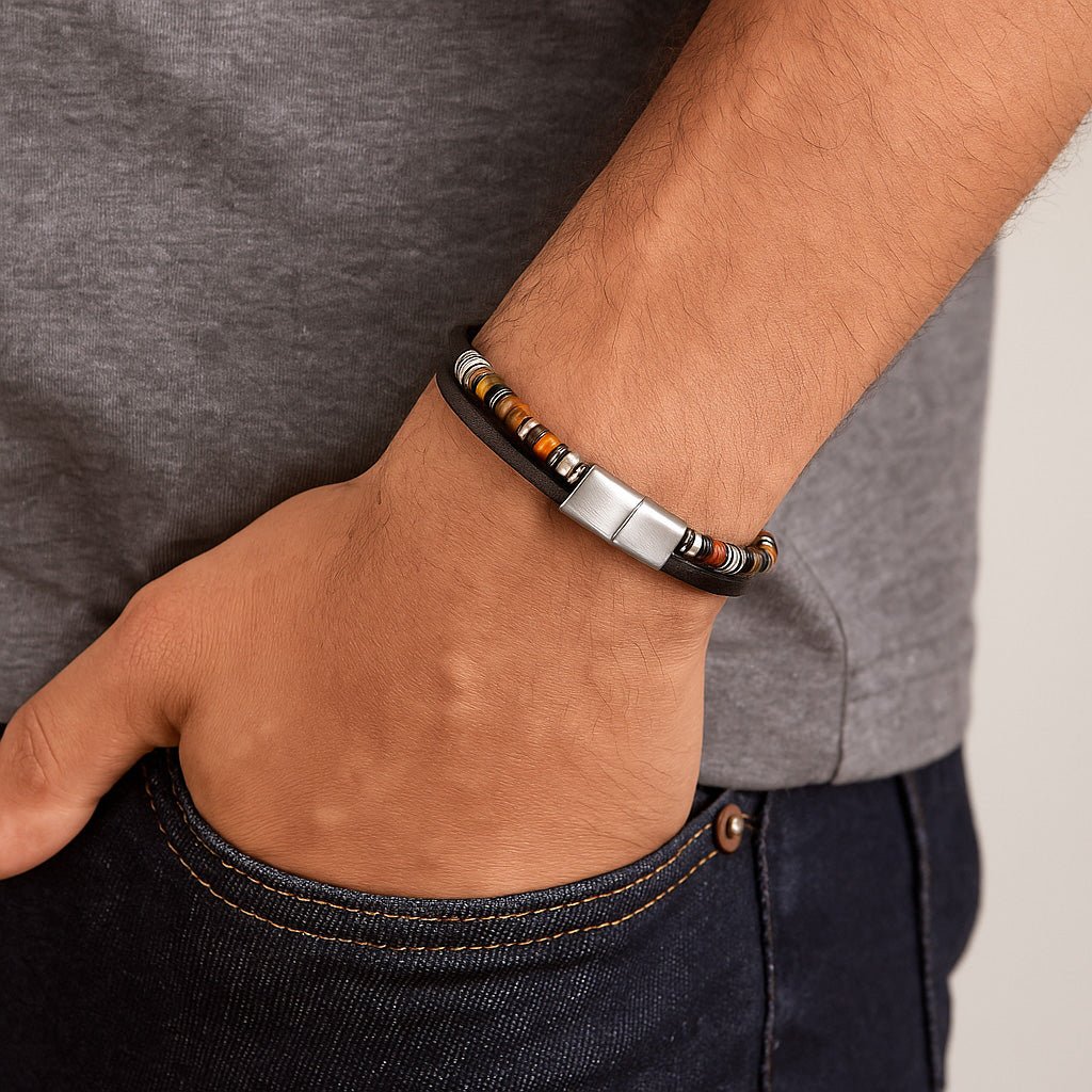 Bracelet masculin en cuir marron foncé avec pierres naturelles multicolores et fermoir métallique argenté.