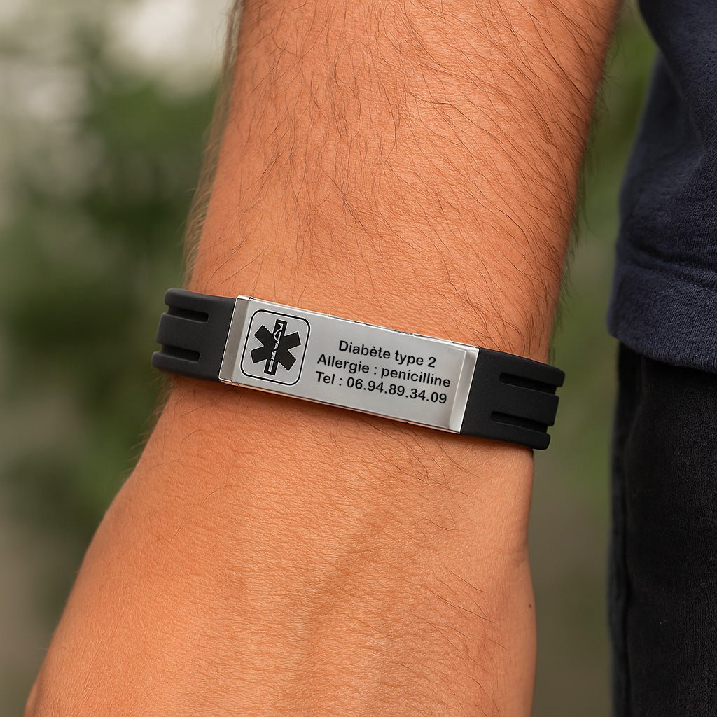 Bracelet médical en silicone noir avec plaque en acier inoxydable gravée d’informations de santé.
