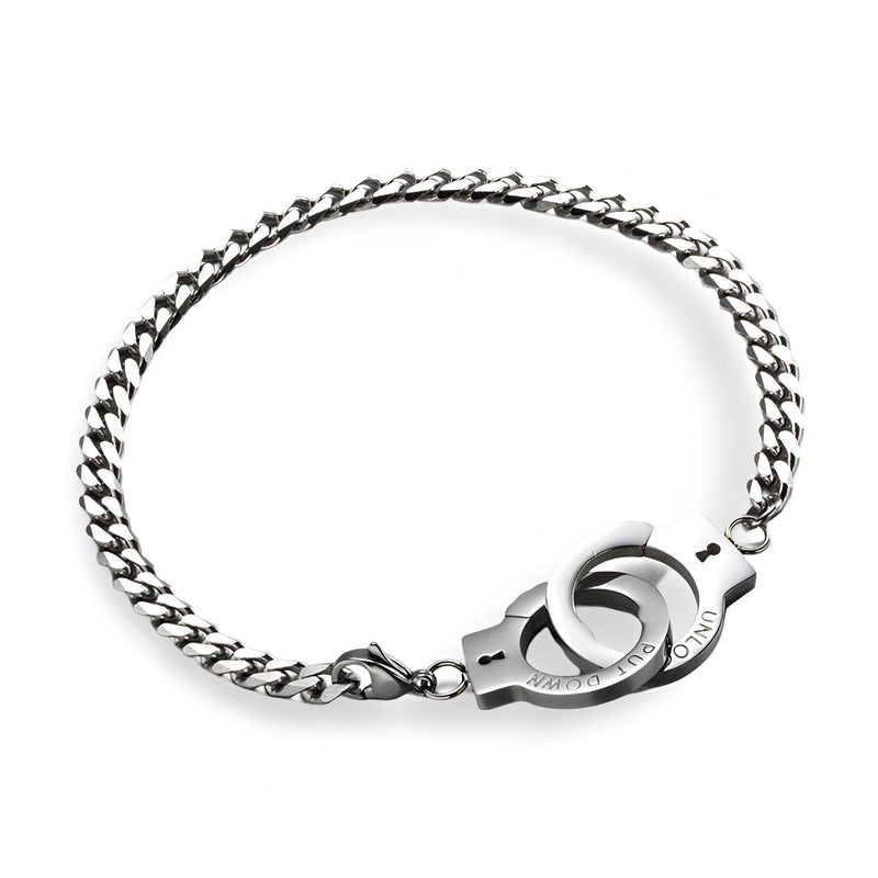 Bracelet menottes en acier inoxydable argenté avec maillons larges et fermoir menottes moderne.