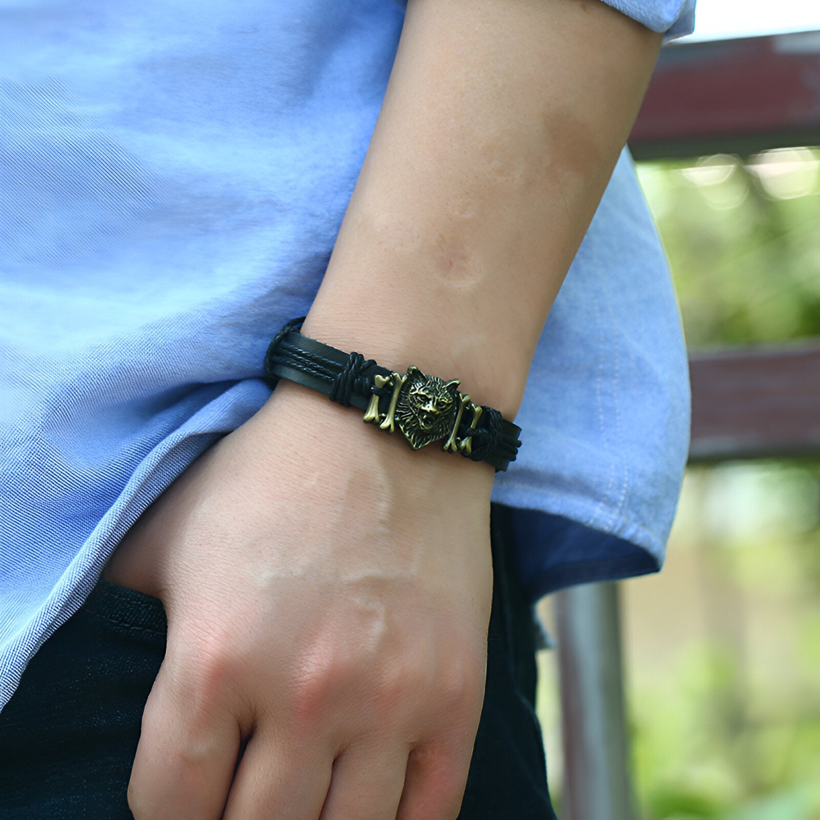 Bracelet noir en microfibre avec tête de loup hurlant dorée pour homme, modèle Quincy.