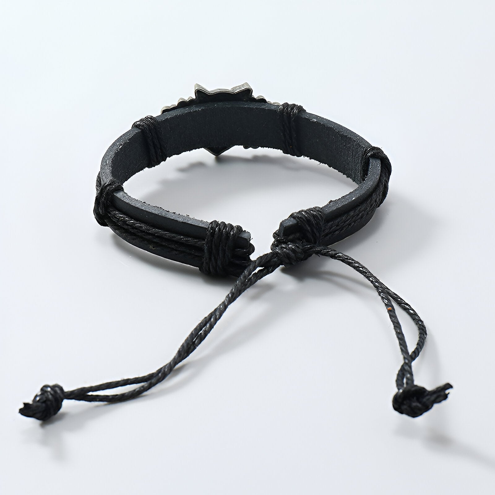 Bracelet microfibre noir avec tête de loup hurlant en métal argenté et cordons ajustables.