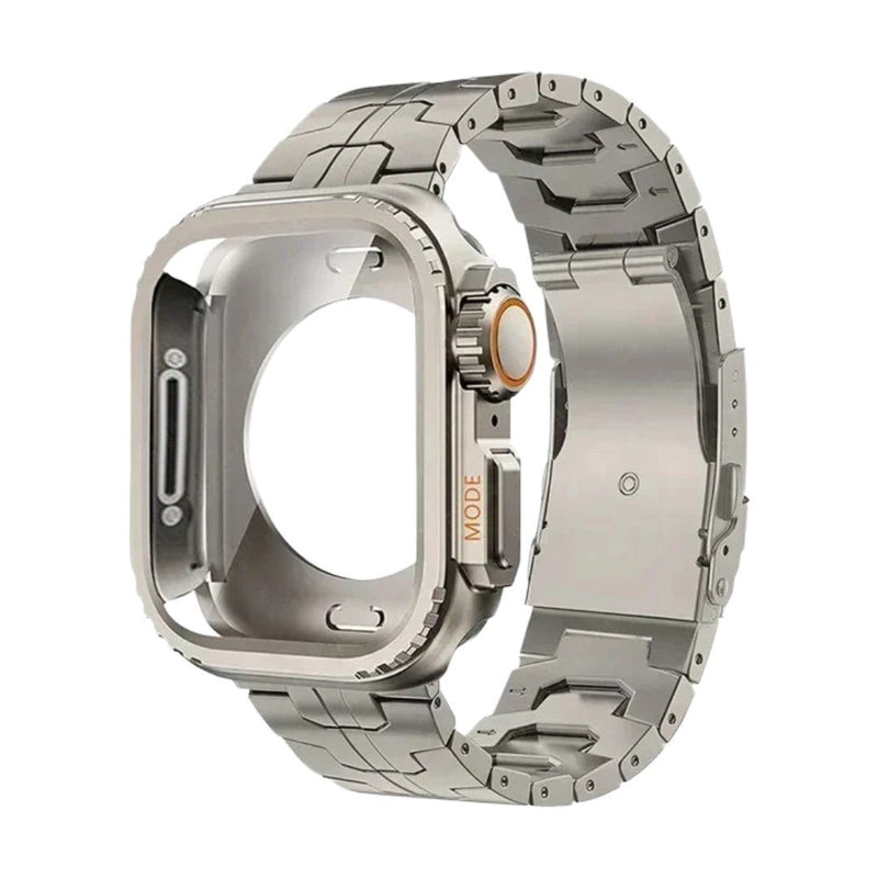 Bracelet montre Apple en titane gris avec maille moderne, boucle déployante, détail orange sur la couronne et bouton.