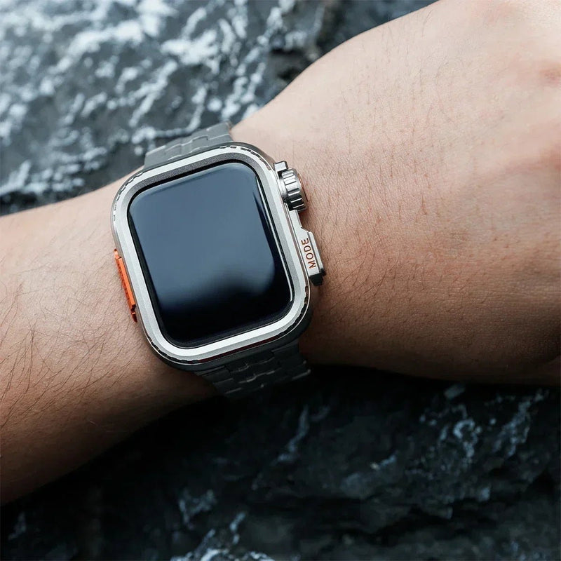 Bracelet montre Apple en titane, maille métallique argentée, boucle déployante, ligne orange sur le côté, design robuste et.