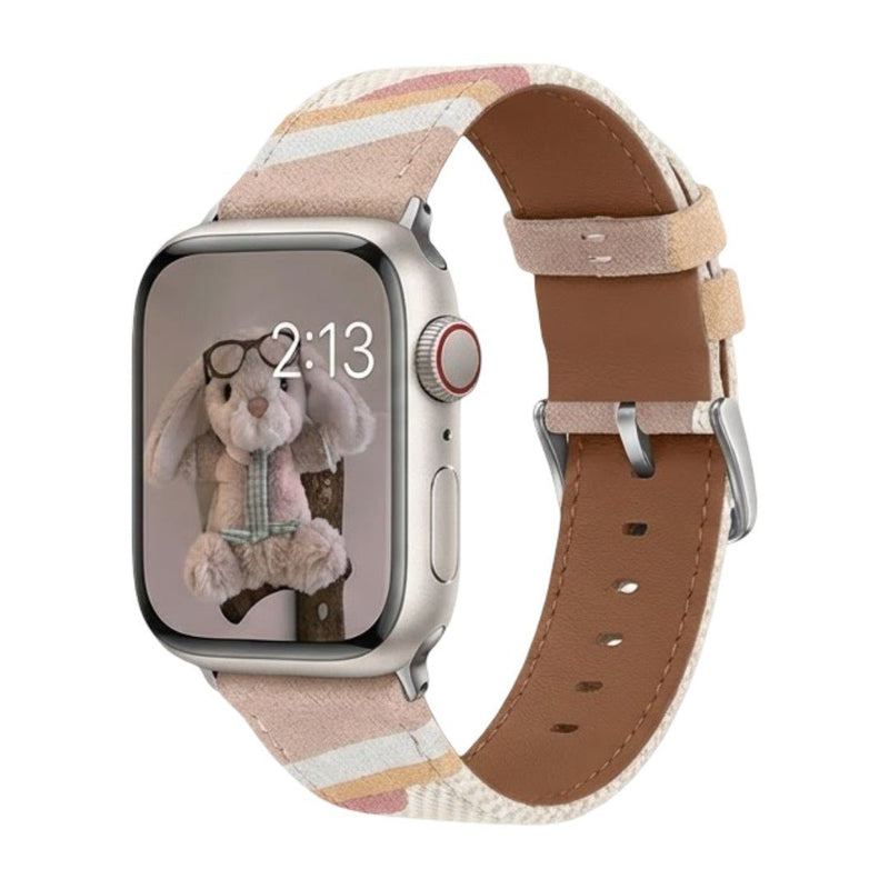 Bracelet Apple Watch Claire en toile tissée rose et beige, intérieur en cuir camel, boucle argentée.