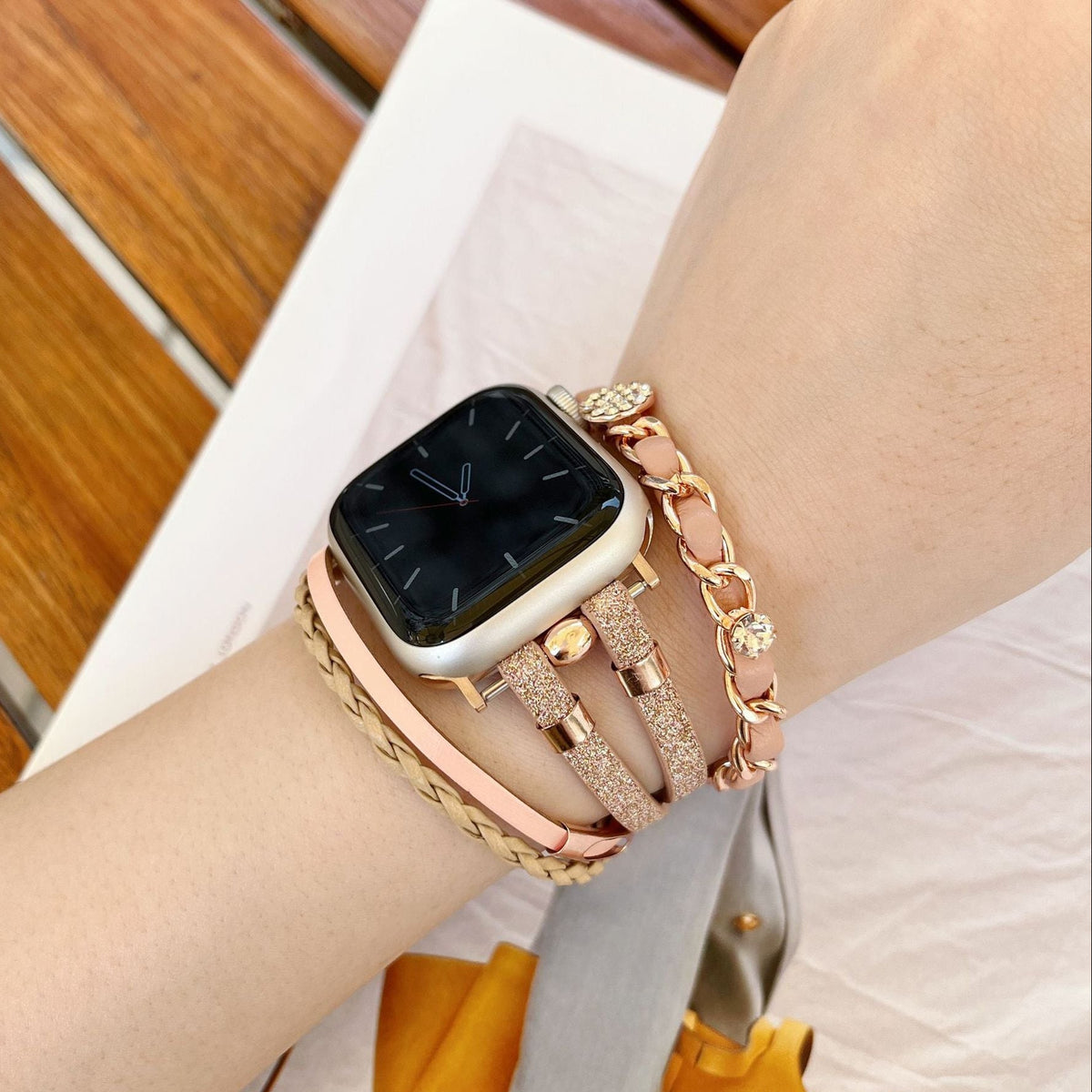 Apple Watch Armband mit mehreren Reihen, geflochtene Bänder und verschlungene Kette, Strass-Medaillons, für Damen, Modell Wixe
