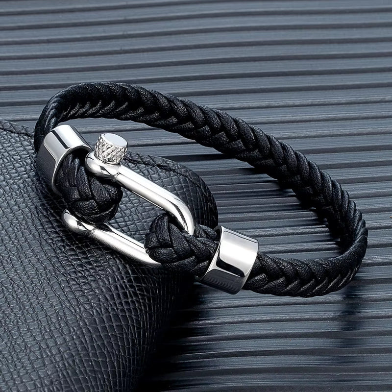 Bracelet homme en cuir noir tressé 8mm avec fermoir mousqueton en acier argenté style manille.