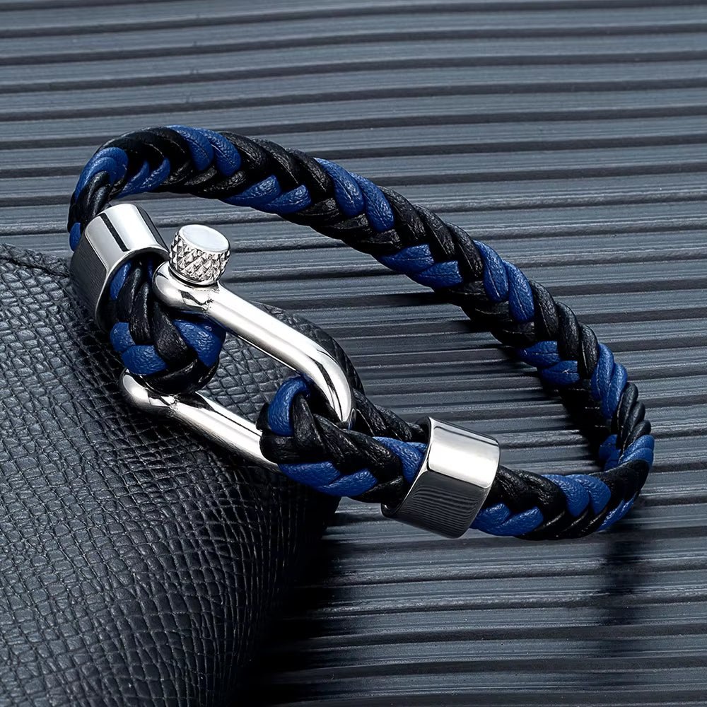 Bracelet homme en cuir tressé bleu et noir 8mm avec fermoir mousqueton en acier style manille, design moderne et robuste.