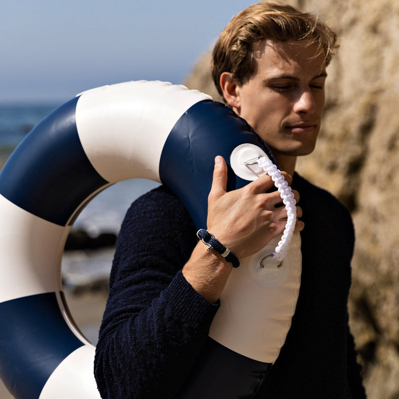 Bracelet homme bleu marine en coton avec mousqueton en acier inoxydable, style nautique.