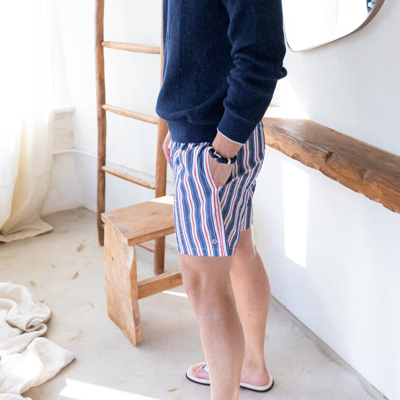 Bracelet mousqueton bleu marine en coton et acier inoxydable porté au poignet homme.