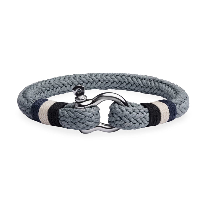Bracelet homme gris en coton tressé avec fermoir mousqueton en acier inoxydable et détails rayés noirs et blancs.