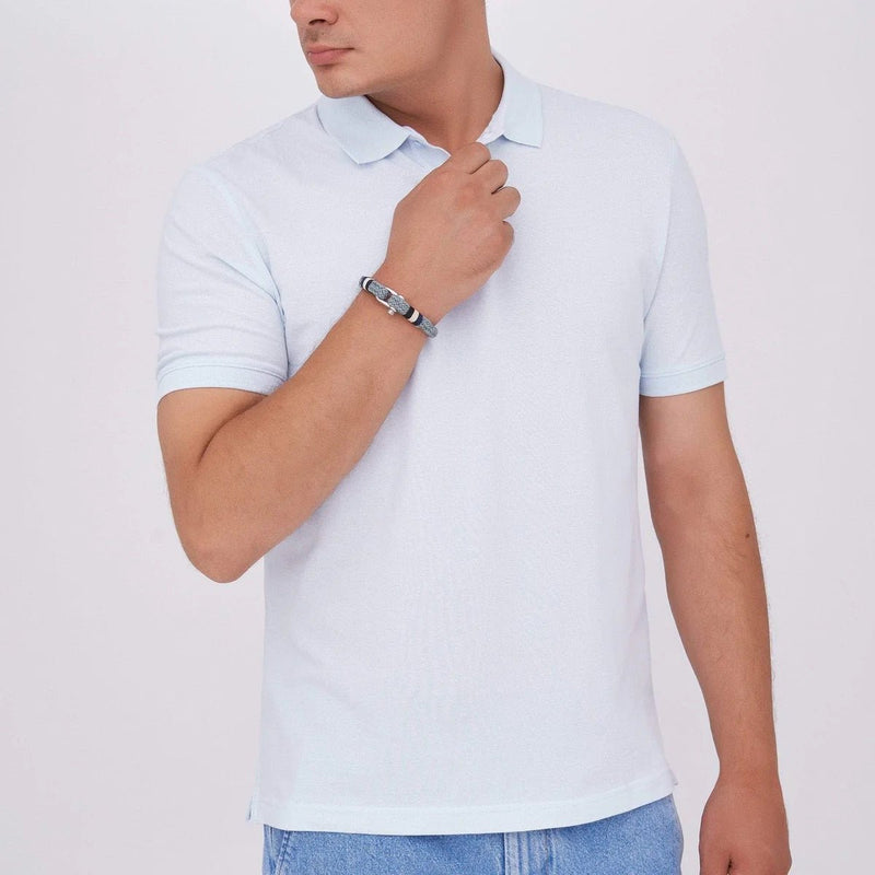 Bracelet homme gris en coton avec fermoir mousqueton en acier inoxydable porté au poignet.