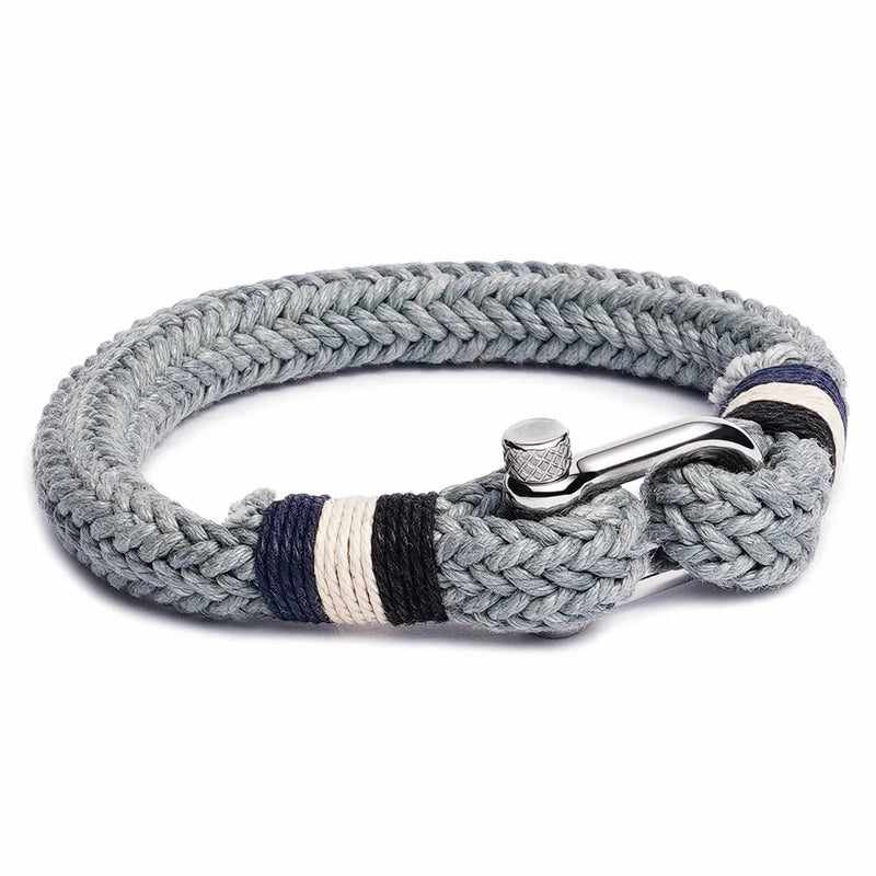 Bracelet homme gris en coton tressé avec fermoir mousqueton en acier inoxydable et détails en corde noire et beige.