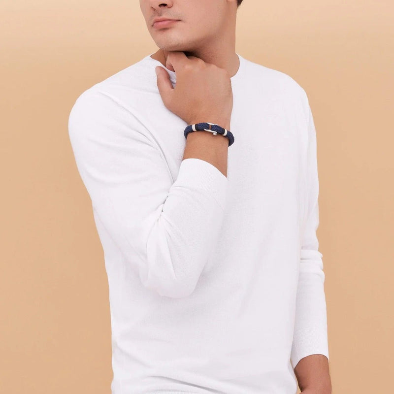 Bracelet mousqueton en coton bleu marine avec fermoir en acier inoxydable porté au poignet homme.