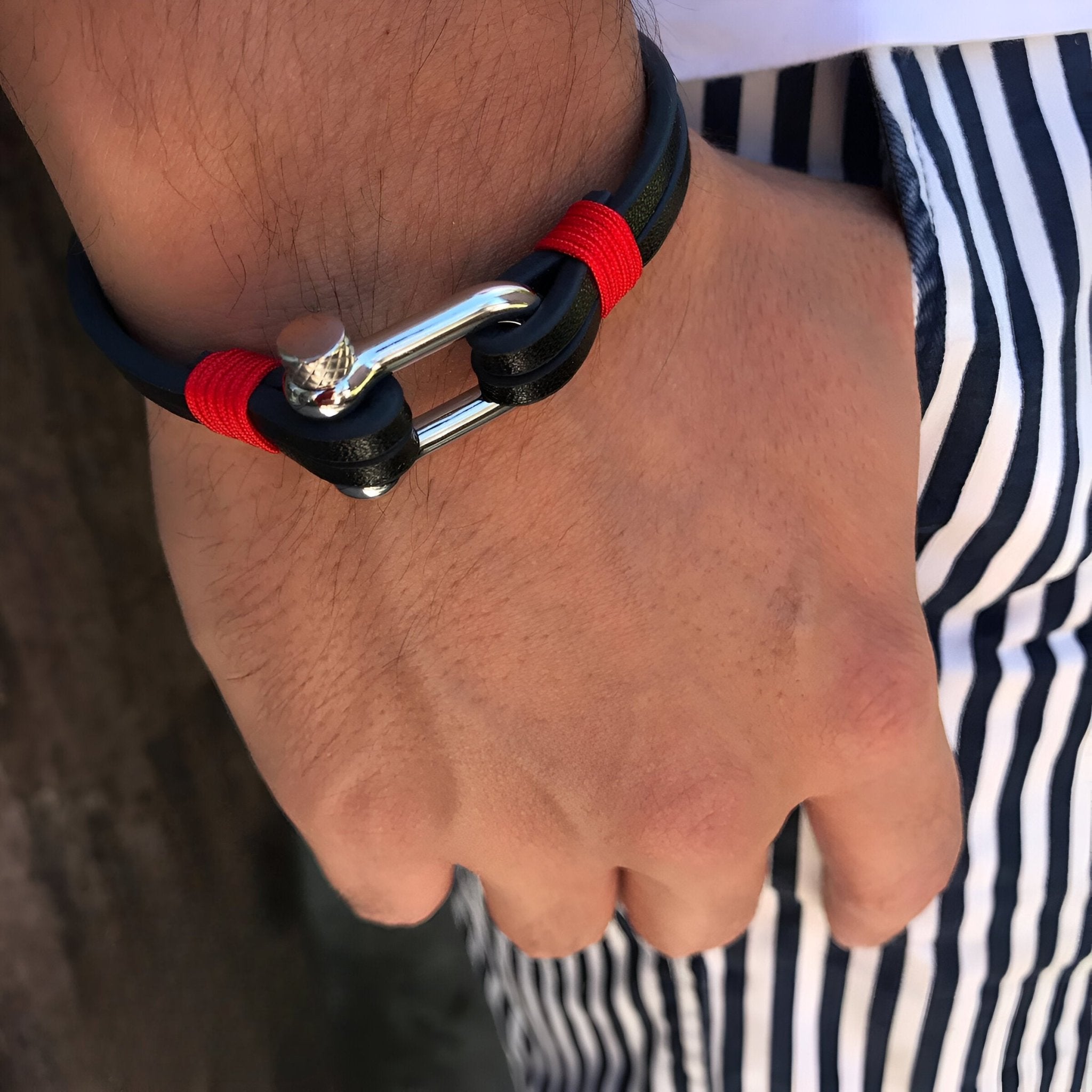 Bracelet homme cuir noir et rouge avec fermoir mousqueton en acier inoxydable élégant.