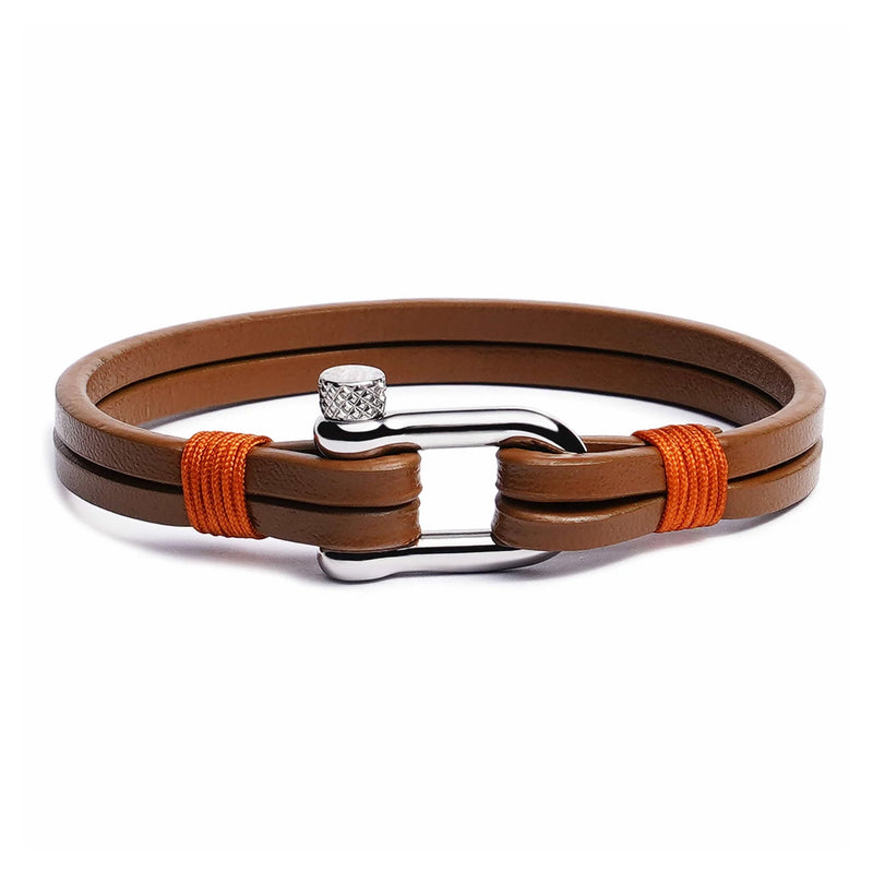 Bracelet homme en cuir marron avec fermoir mousqueton en acier inoxydable et lanières orange.