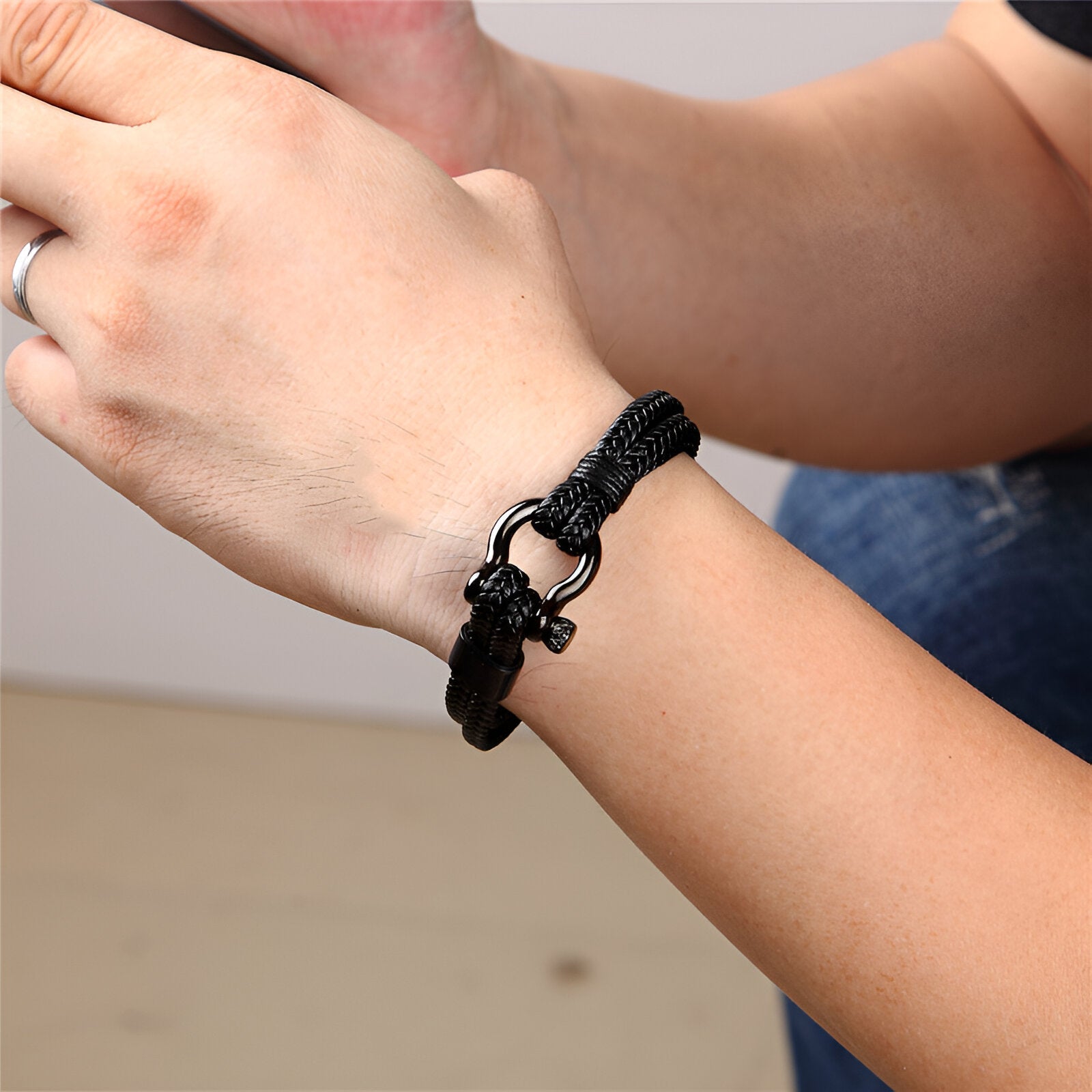 Bracelet homme noir en cuir tressé avec fermoir mousqueton en acier inoxydable.