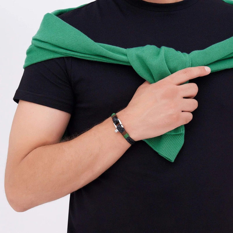 Bracelet homme en cuir noir et acier inoxydable avec fermoir mousqueton, style élégant et moderne.