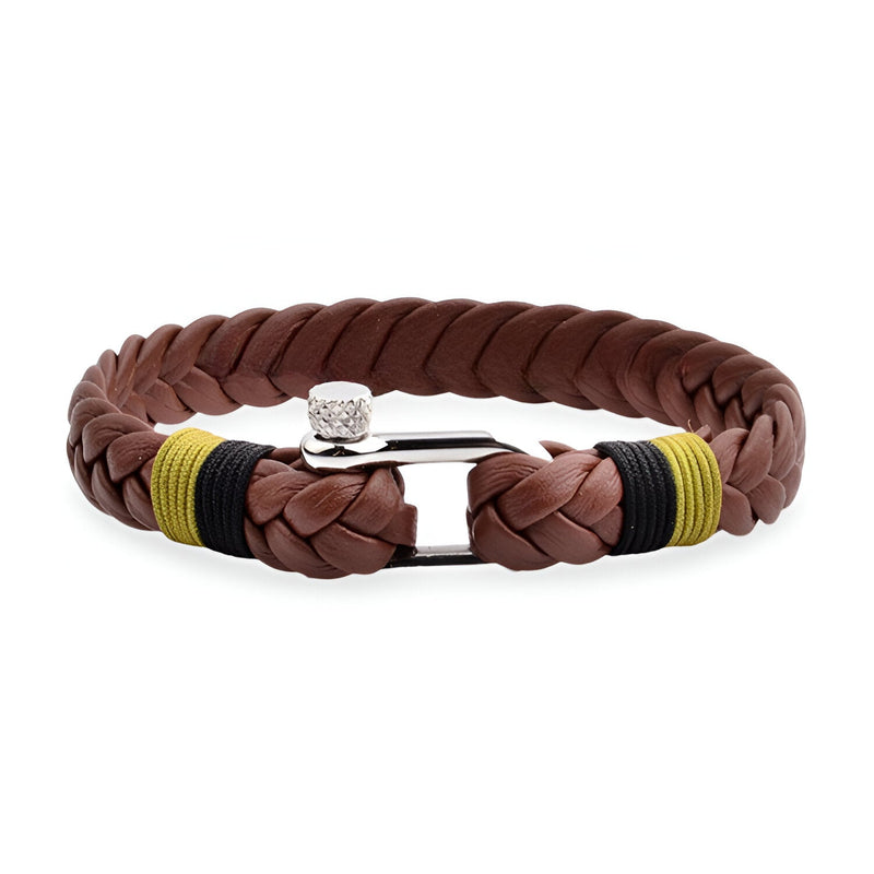 Bracelet homme en cuir marron tressé avec fermeture mousqueton en acier inoxydable et détails jaunes et noirs.