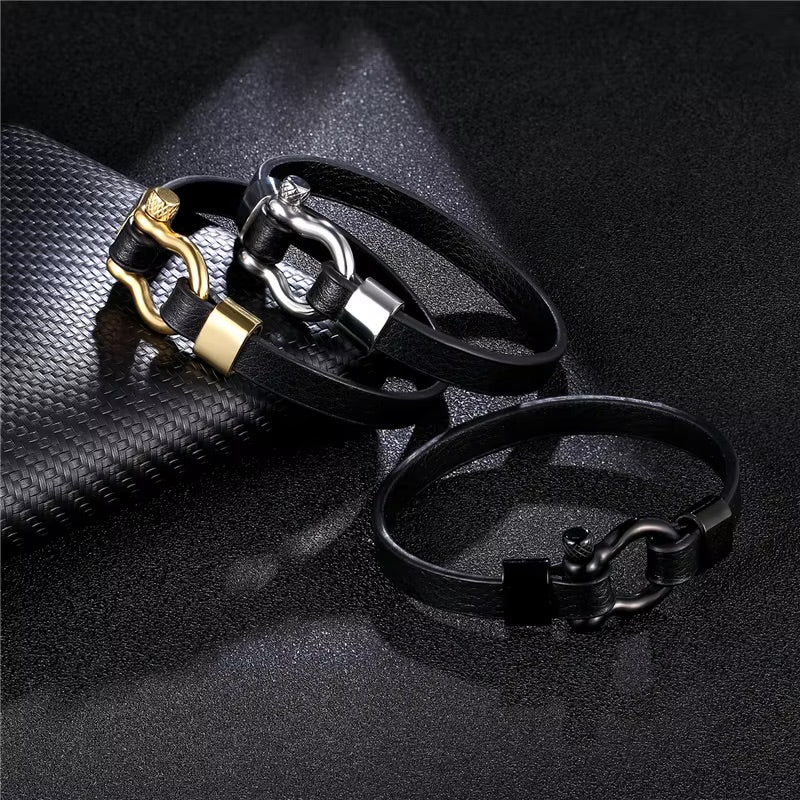 Bracelet homme en cuir noir avec mousqueton en acier inoxydable doré, argenté et noir, style moderne.