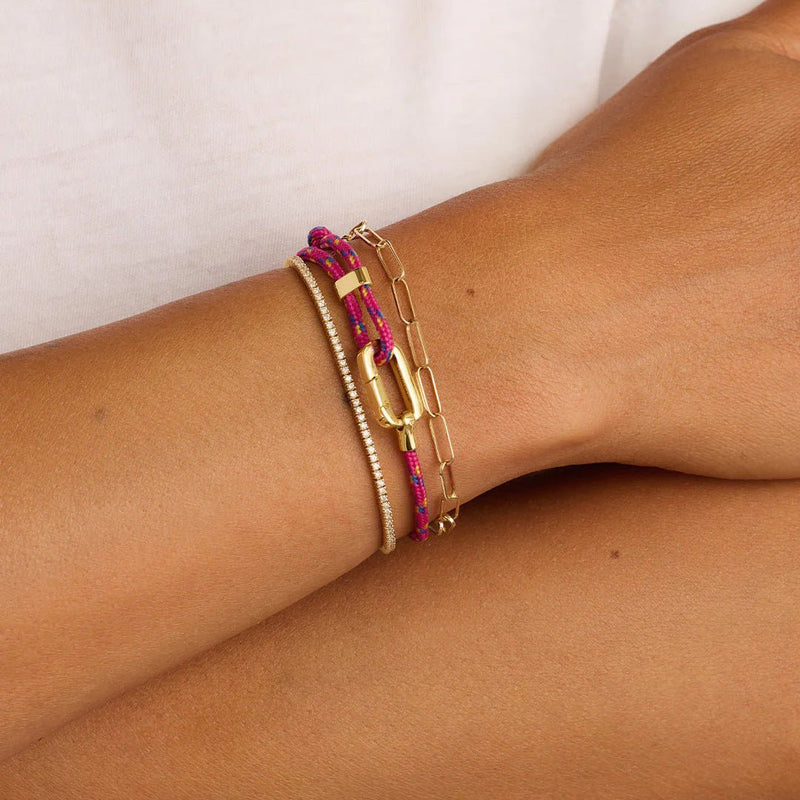 Bracelet mousqueton ajustable en nylon rose vif et acier inoxydable doré, style superposé tendance.