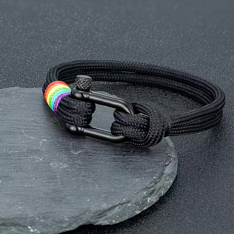 Bracelet noir en nylon avec mousqueton acier inoxydable et fil ciré arc-en-ciel modèle Laty.