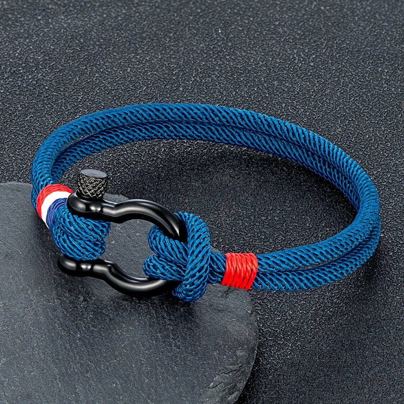 Bracelet homme en fil ciré bleu marine, blanc, rouge, mousqueton acier noir, style nautique.
