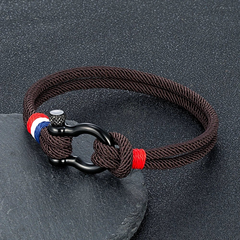 Bracelet homme en nylon marron avec fil ciré rouge, blanc et bleu, fermoir mousqueton noir en acier inoxydable.