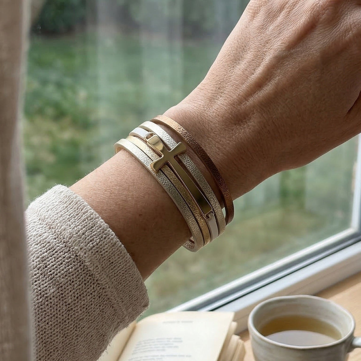 Bracelet multi rang femme croix chrétienne, en cuir, fermoir magnétique doré élégant, modèle Sérénya