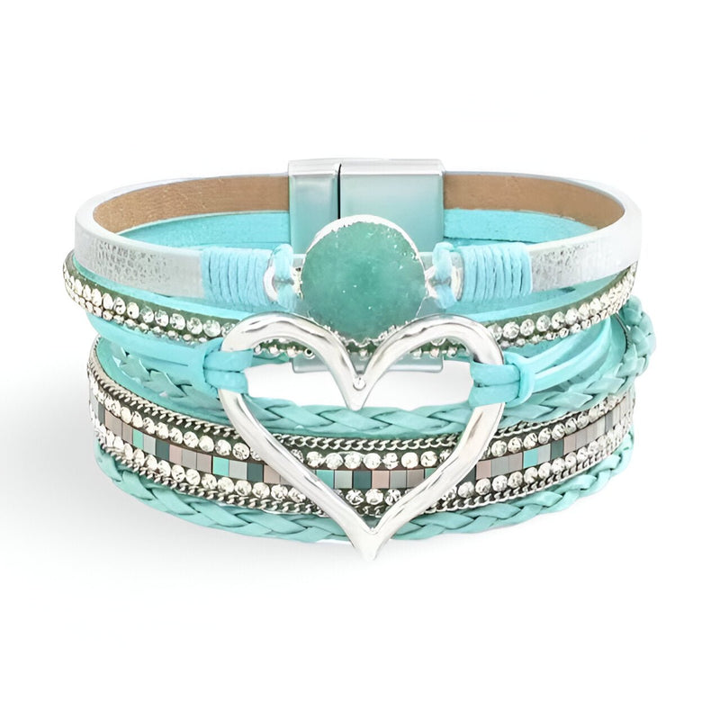 Bracelet multi-rangs turquoise avec grand cœur argenté et perle centrale, fermoir magnétique.