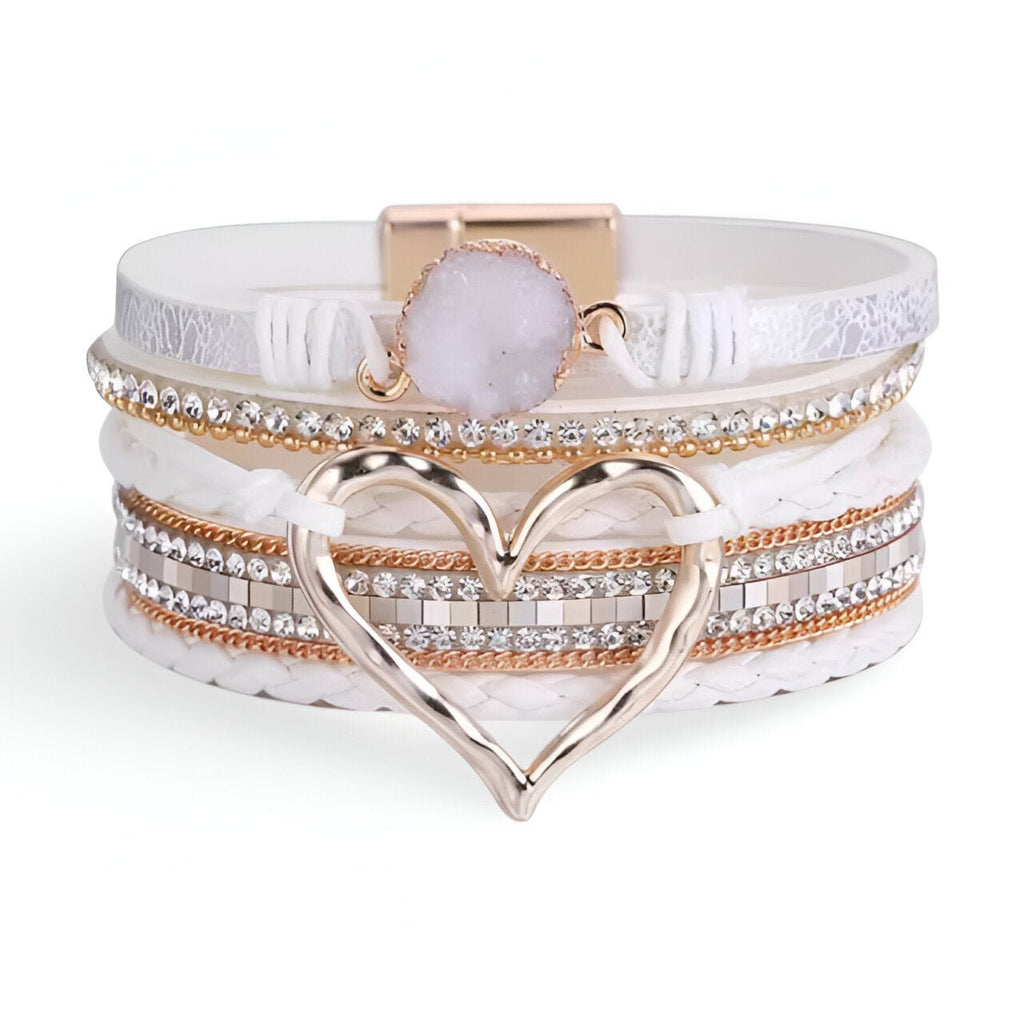 Bracelet multi-rangs blanc avec grand cœur doré et pierres brillantes en strass.