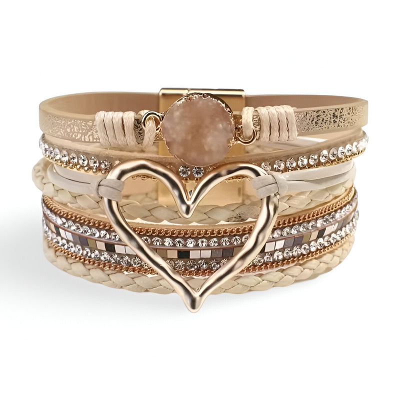 Bracelet multi-rangs beige avec grand cœur métallique doré et pierre centrale ronde rose pâle.
