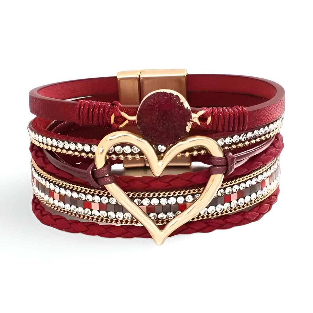 Bracelet multi-rangs rouge bordeaux avec grand cœur doré central et détails en perles scintillantes.