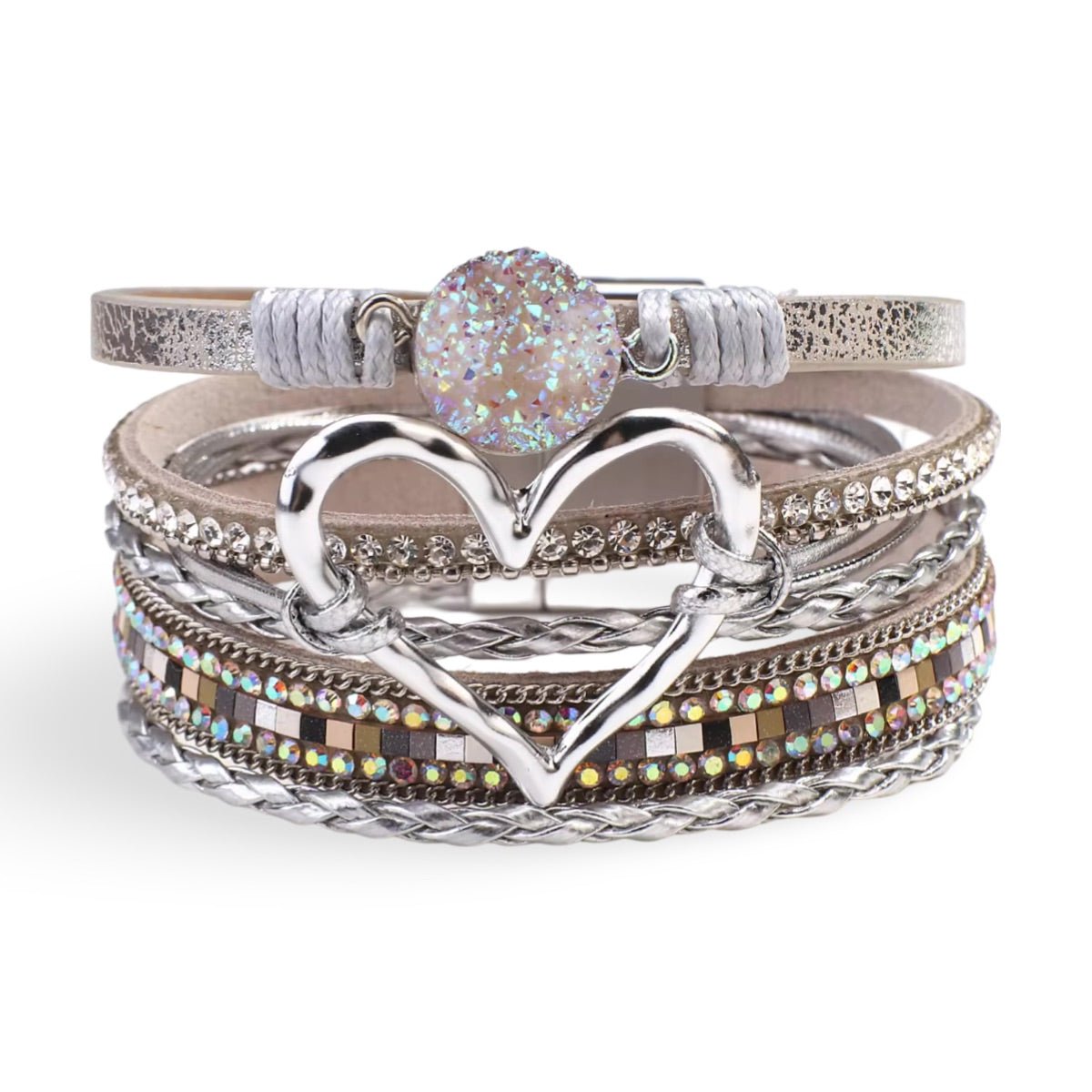 Bracelet multi-rangs beige avec grand cœur argenté et perle centrale scintillante multicolore.
