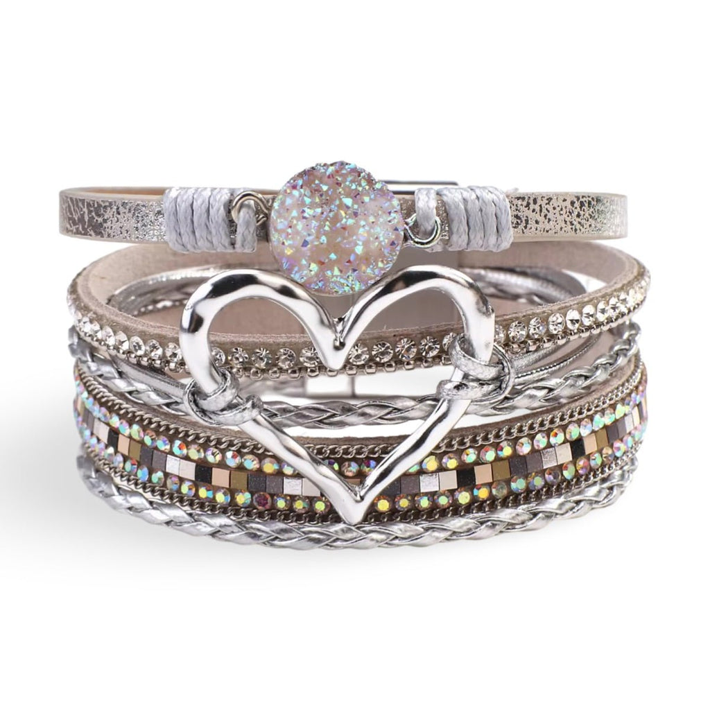 Bracelet multi-rangs beige avec grand cœur argenté et perle centrale scintillante multicolore.