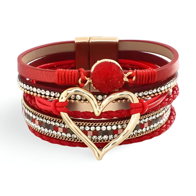 Bracelet multi-rangs rouge avec grand cœur central métallique doré et strass scintillants.