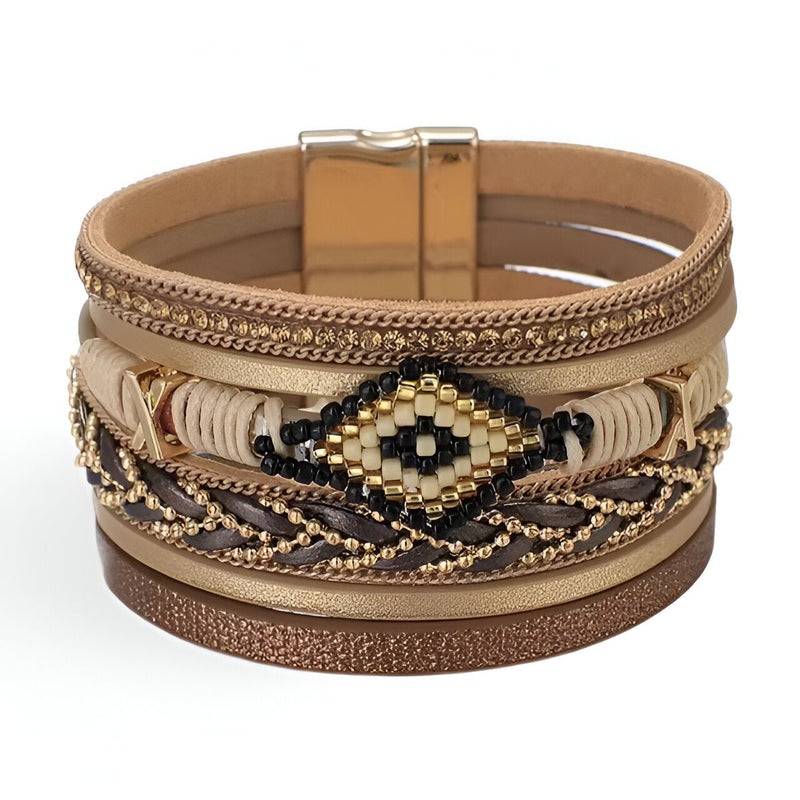 Bracelet multi-rangs beige avec perles noires, blanches et dorées, fermoir magnétique doré.